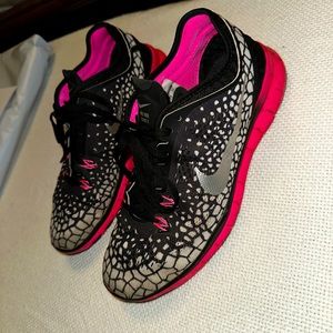 Nike Women's Black and Pink Running Shoes